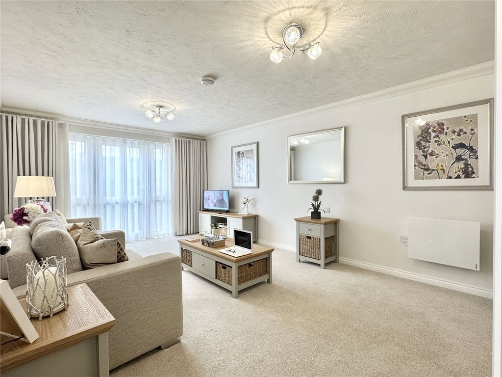 Property photo 1 of 12 Show Flat