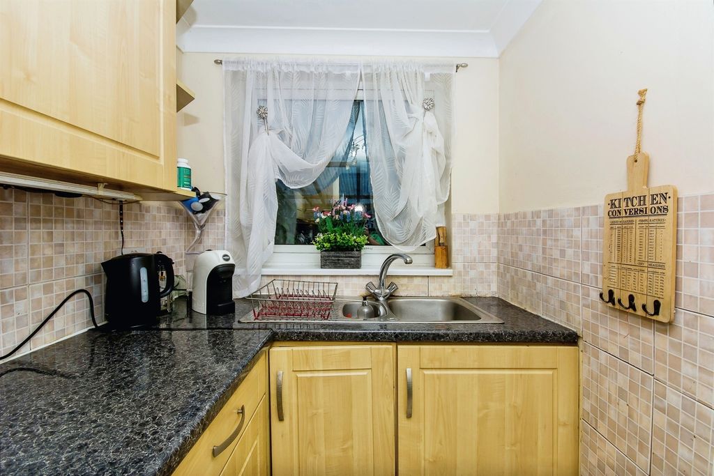 Property photo 2 of 9 Kitchen