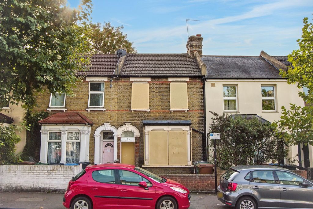 Property photo 1 of 15 175 Cann Hall Road, London E11 3Nj