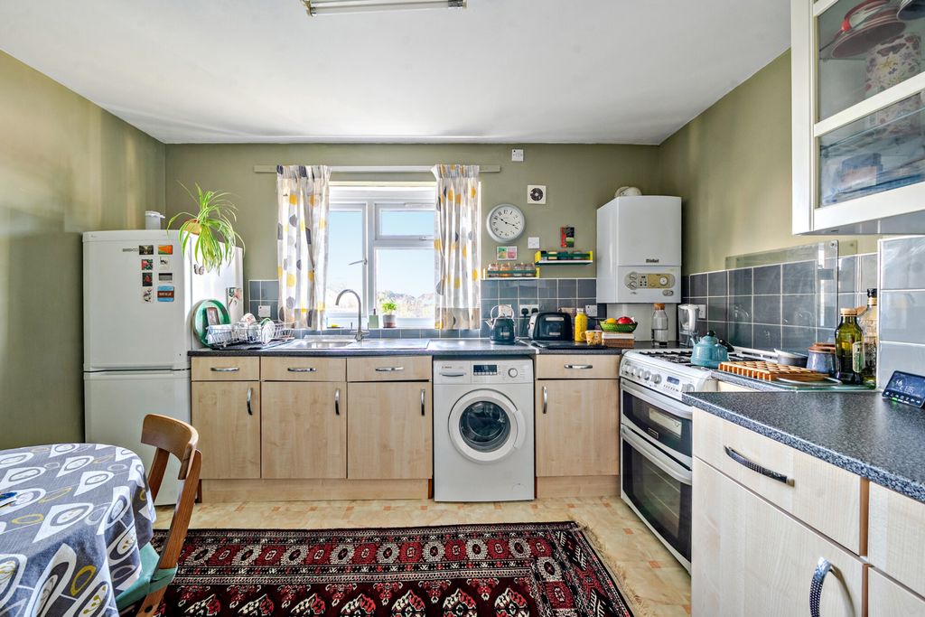 Property photo 2 of 11 1386550-20-692Ed3...