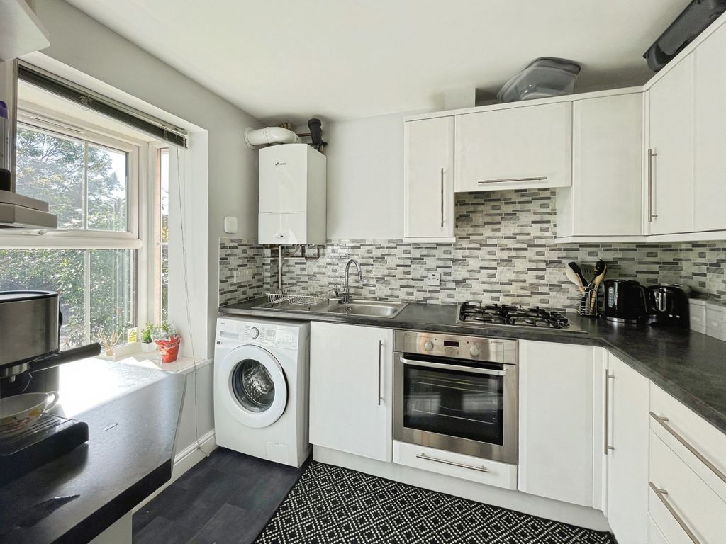 Property photo 3 of 18 Kitchen