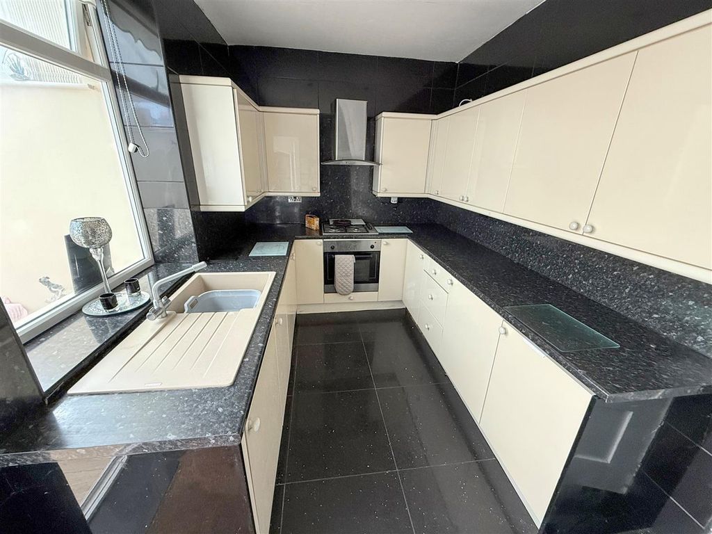 Property photo 3 of 8 Kitchen