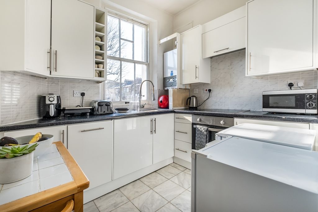 Property photo 2 of 10 Kitchen