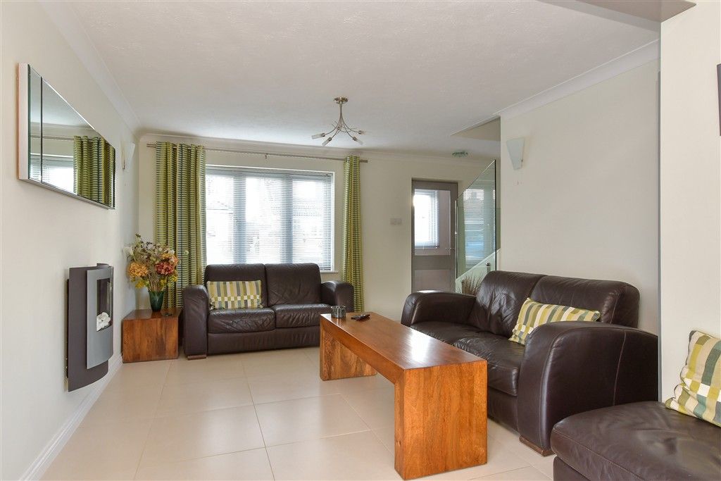 Property photo 3 of 18 Lounge