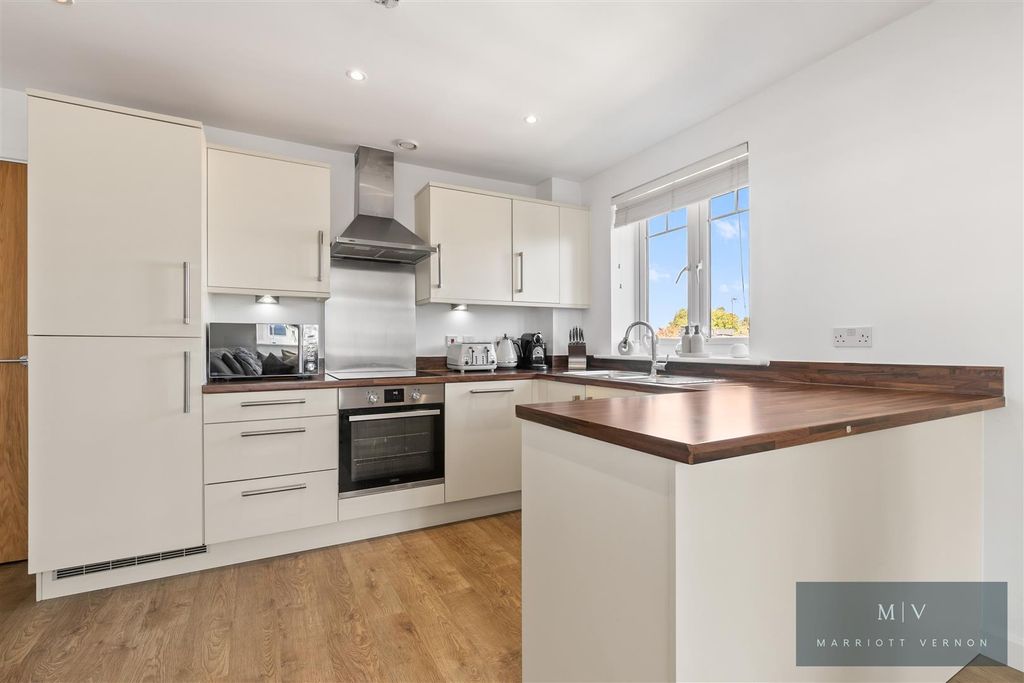 Property photo 2 of 17 Flat 16, 28 Normanton Road MV-11.Jpg