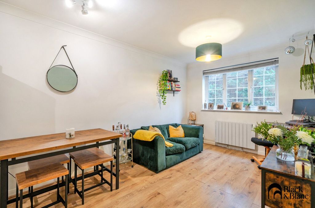 Property photo 2 of 9 Living/ Dining