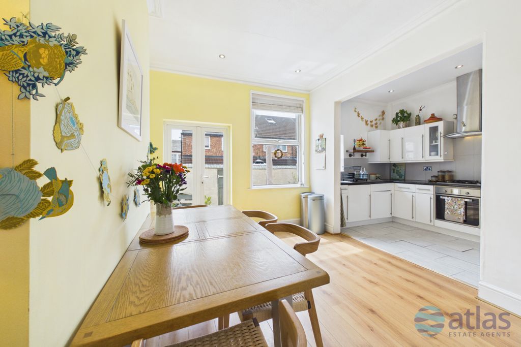 Property photo 3 of 23 Dining/Kitchen Space