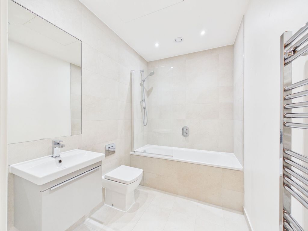 Property photo 2 of 9 Bathroom