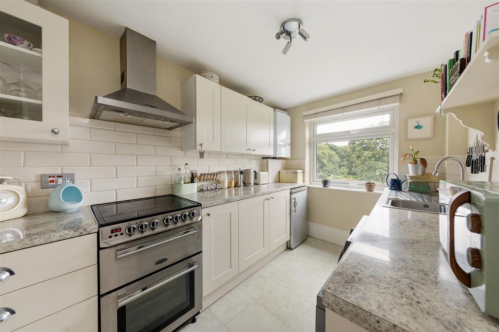 Property photo 3 of 23 Chingford Avenue, E4