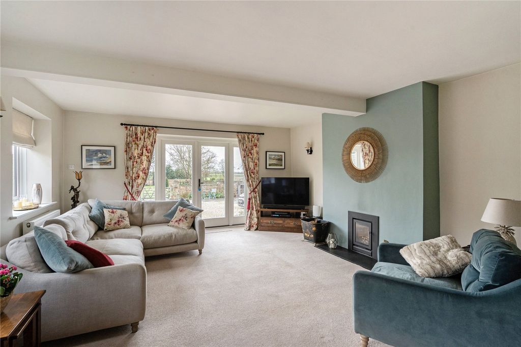 Property photo 2 of 16 Sitting Room