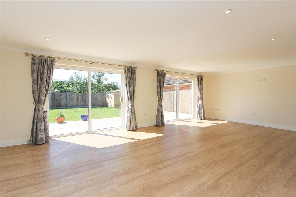 Property photo 2 of 14 St Marys Grove, Seasalter