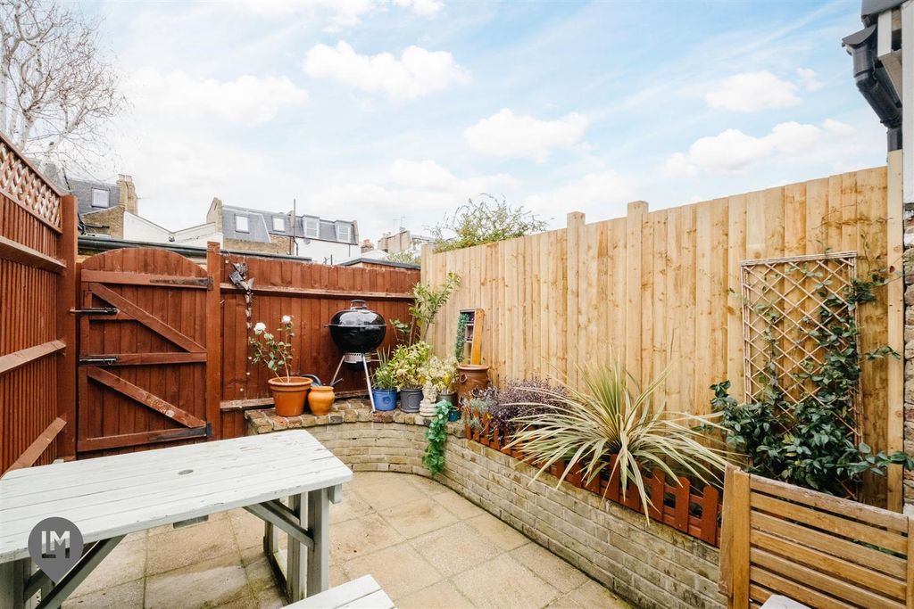 Property photo 2 of 8 Garden Lm.Jpg