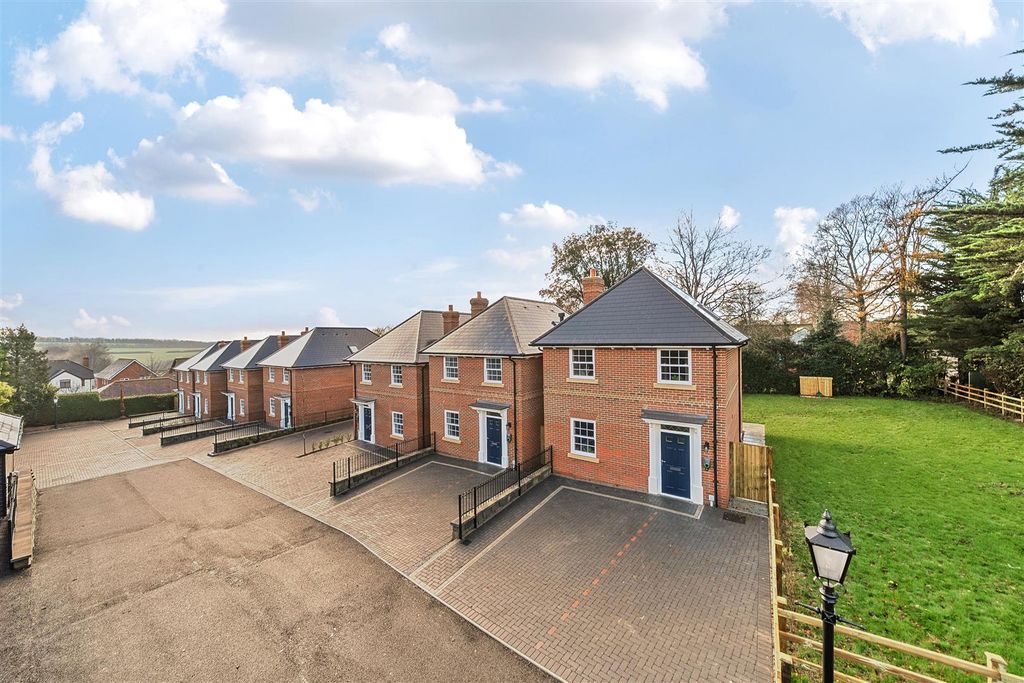 Property photo 1 of 14 Larksmead