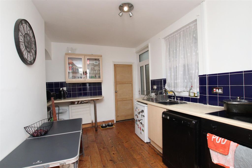 Property photo 3 of 11 Kitchen..Jpg