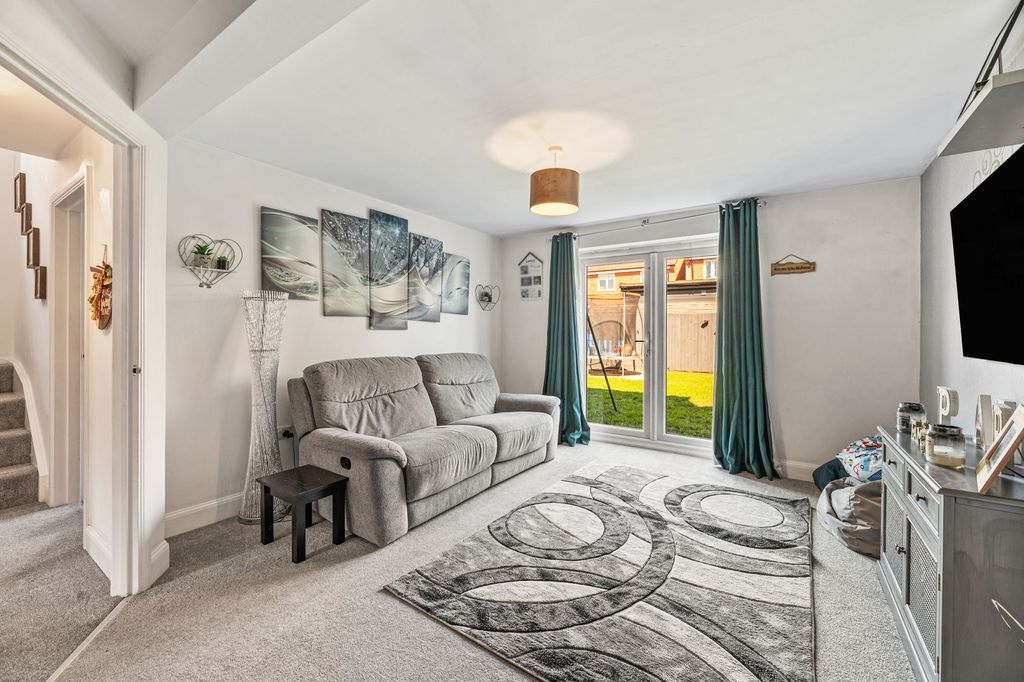 Property photo 3 of 16 Lounge