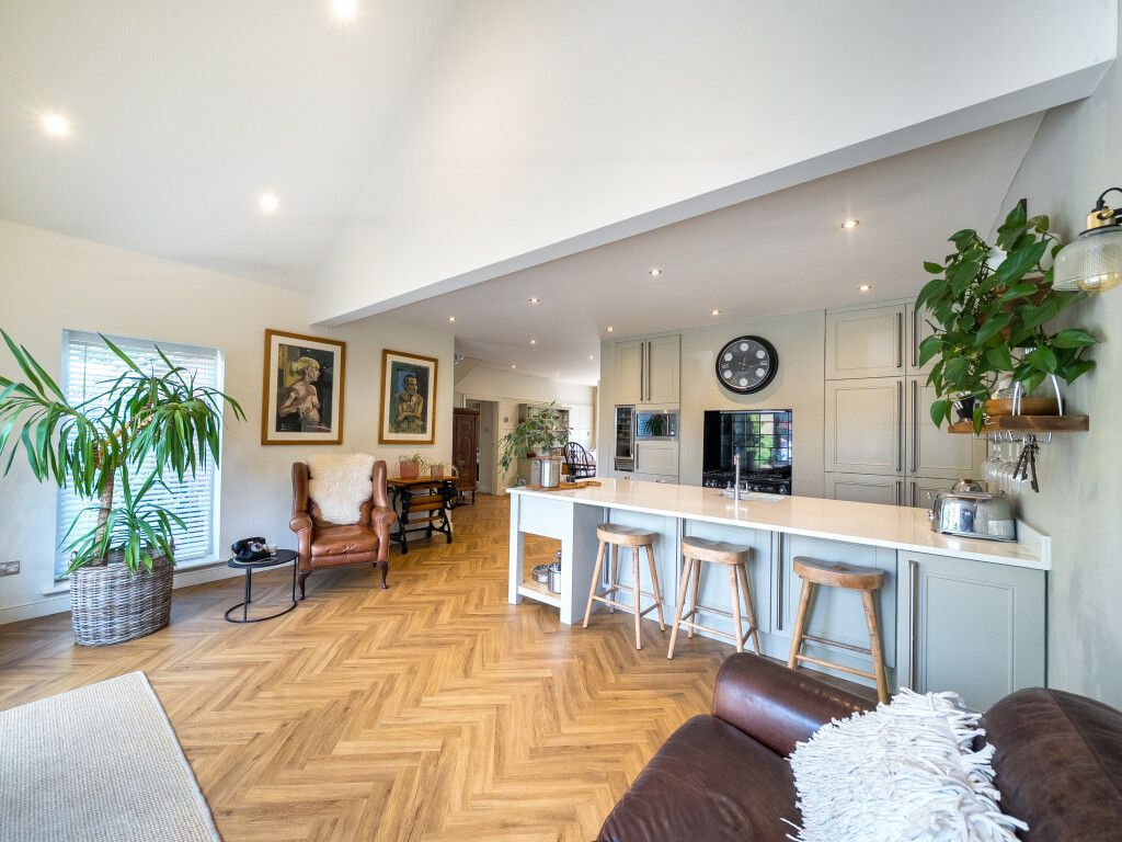 Property photo 3 of 41 1330581-41-689Da3...