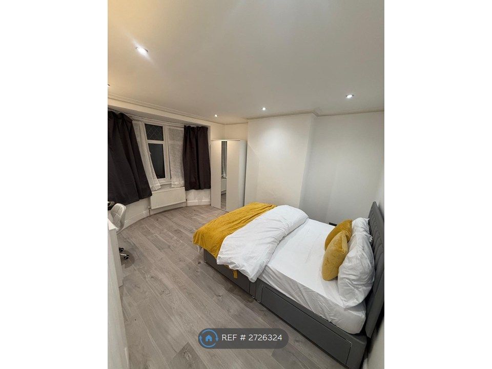 Property photo 3 of 12 Gold Room