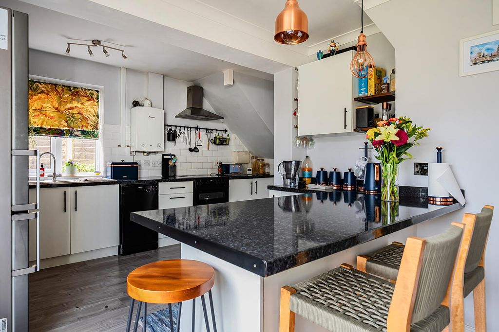 Property photo 3 of 19 Kitchen