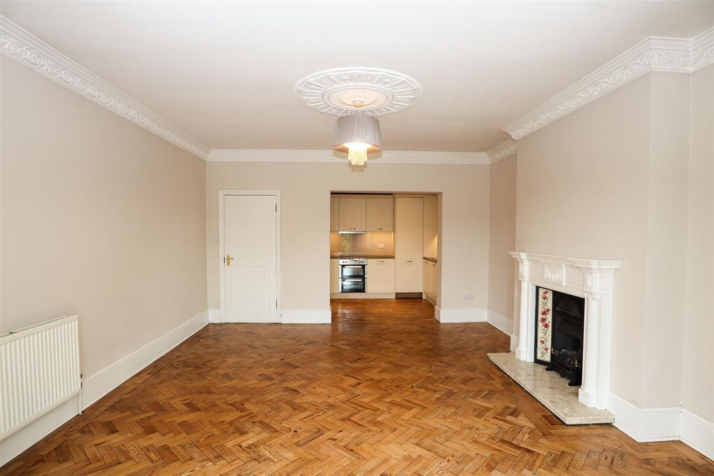 Property photo 1 of 11 Living Room