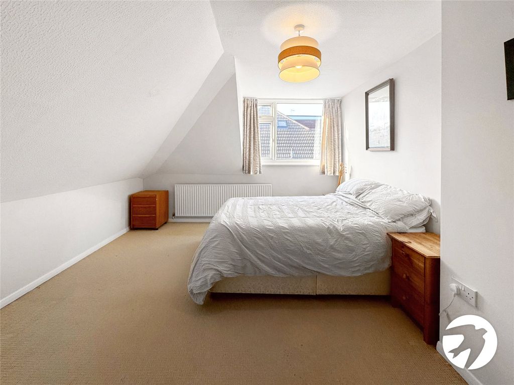 Property photo 2 of 17 Bedroom