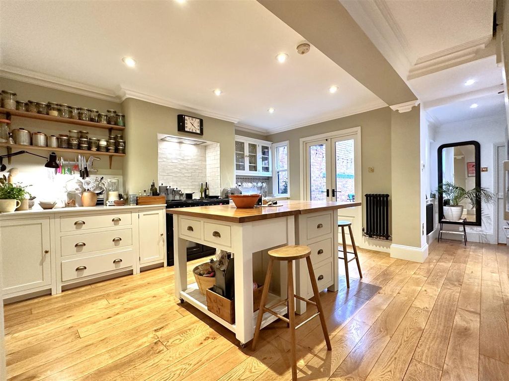 Property photo 2 of 28 Superb Dining Kitchen 506