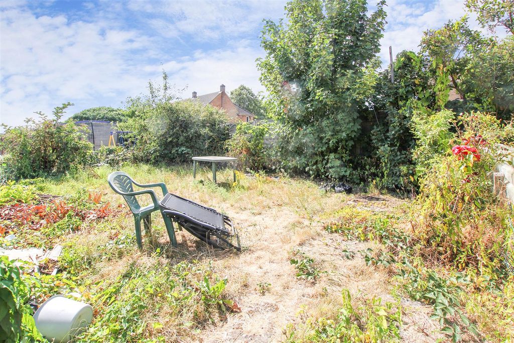 Property photo 2 of 11 Garden