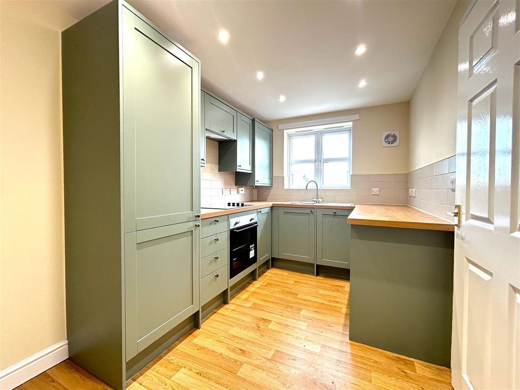 Property photo 2 of 10 Kitchen