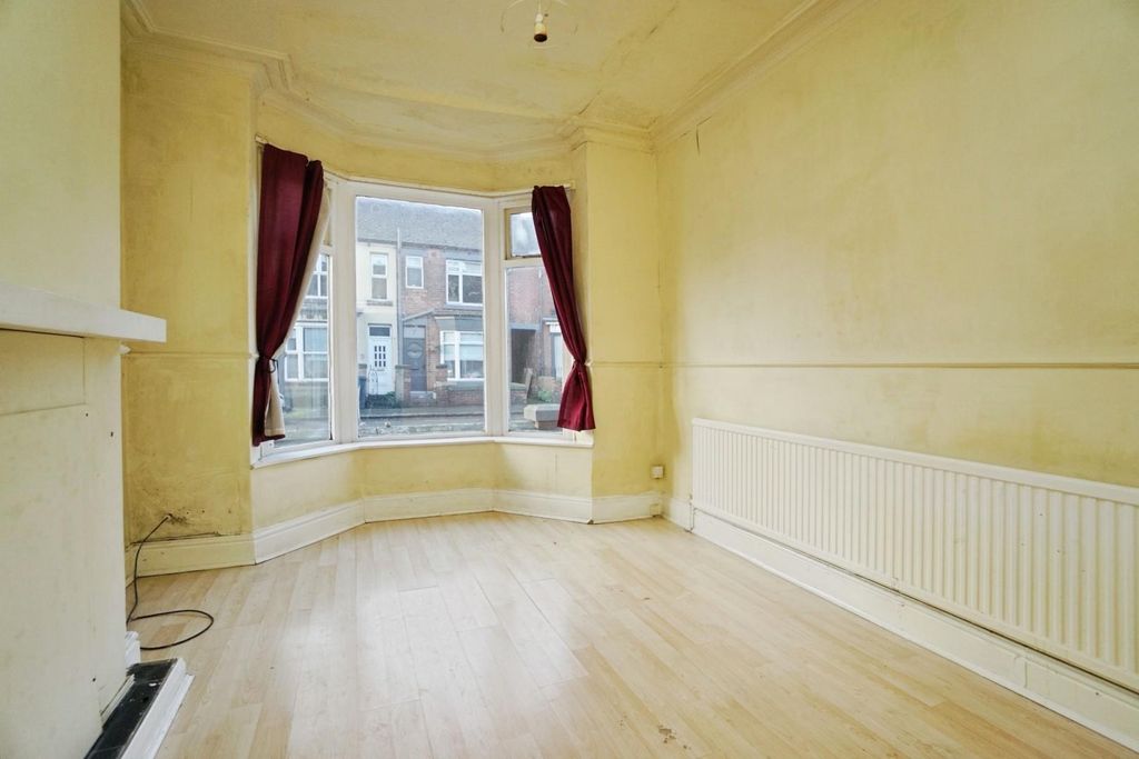 Property photo 2 of 16 Lounge