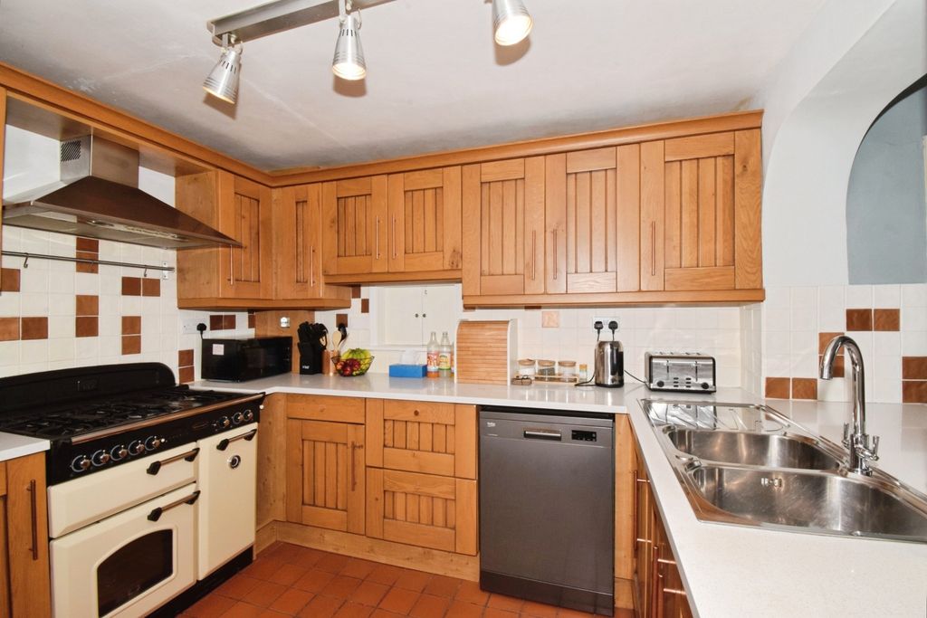 Property photo 3 of 17 Kitchen