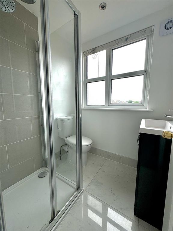 Property photo 1 of 4 Bathroom.Jpeg