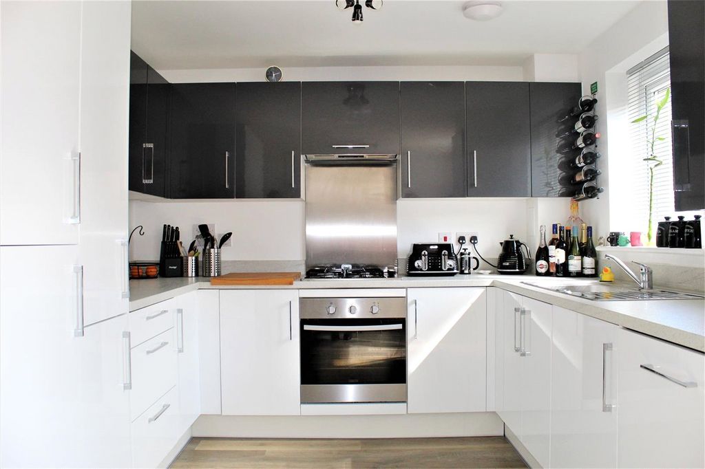 Property photo 3 of 8 Kitchen
