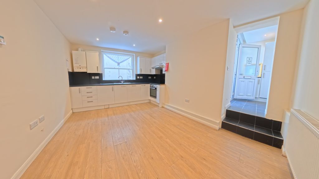 Property photo 1 of 7 Kitchen/Lounge
