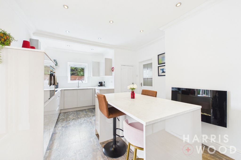Property photo 2 of 27 5588782