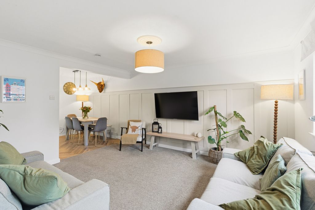 Property photo 1 of 14 Lounge