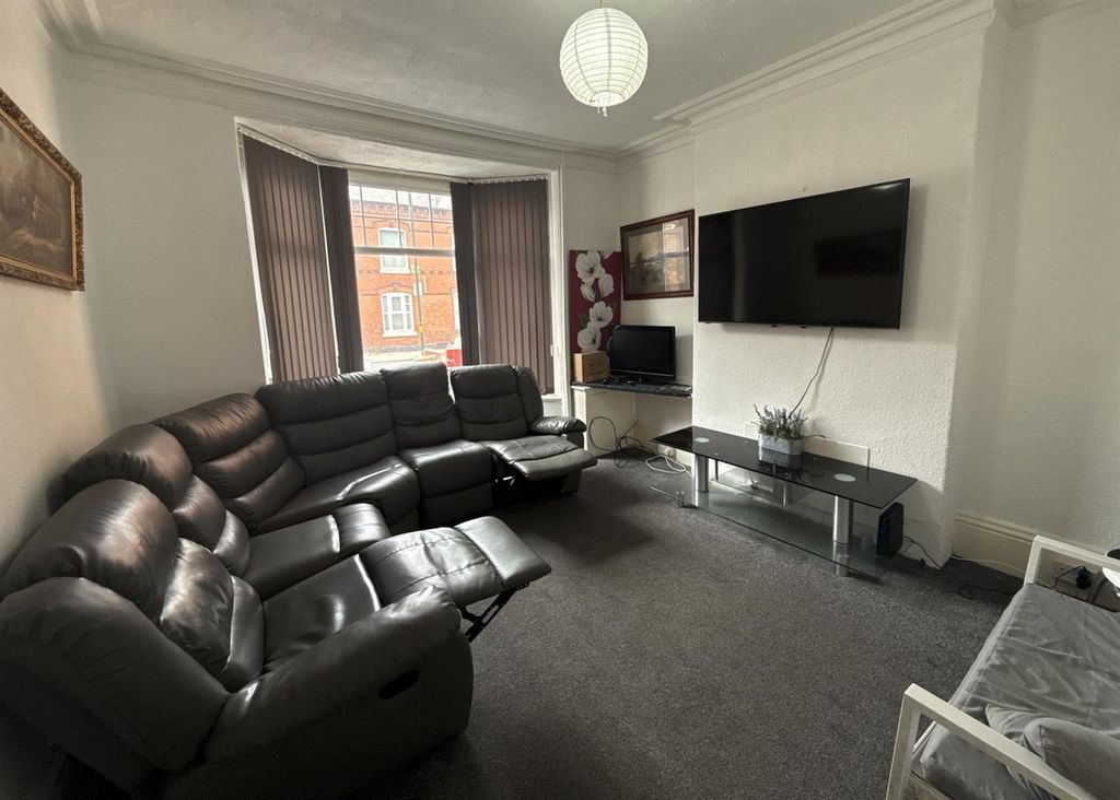 Property photo 2 of 19 Lounge