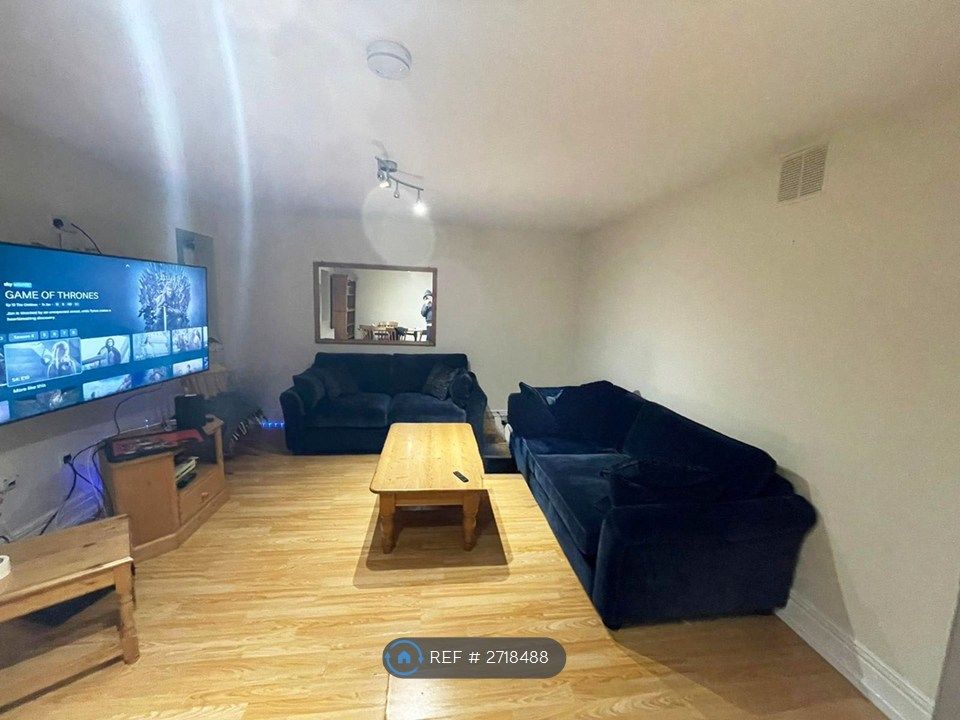 Property photo 3 of 8 Lounge