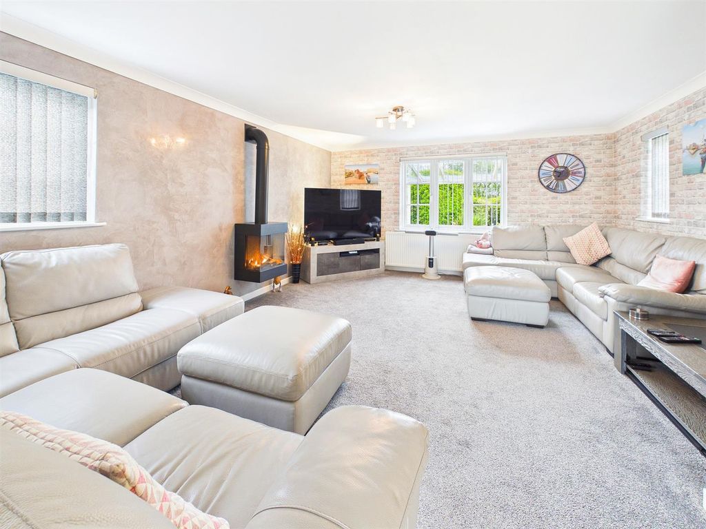 Property photo 3 of 27 Living Room