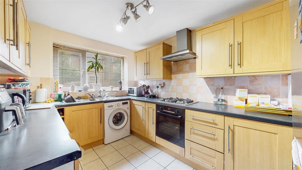 Property photo 3 of 12 Modern Fitted Kitchen
