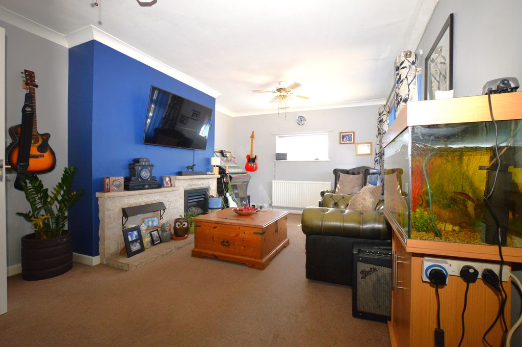 Property photo 3 of 15 Lounge