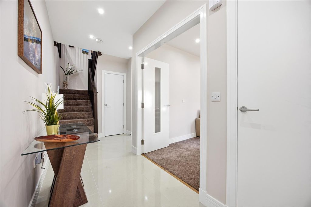 Property photo 2 of 38 10_Luggie_Ave_Kirkintilloch_008.Jpg