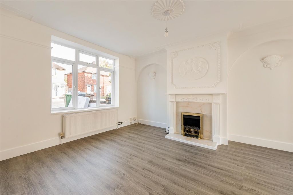 Property photo 2 of 34 Connington Gardens, E4