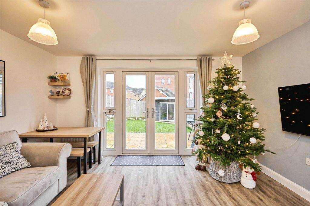 Property photo 3 of 12 Lounge