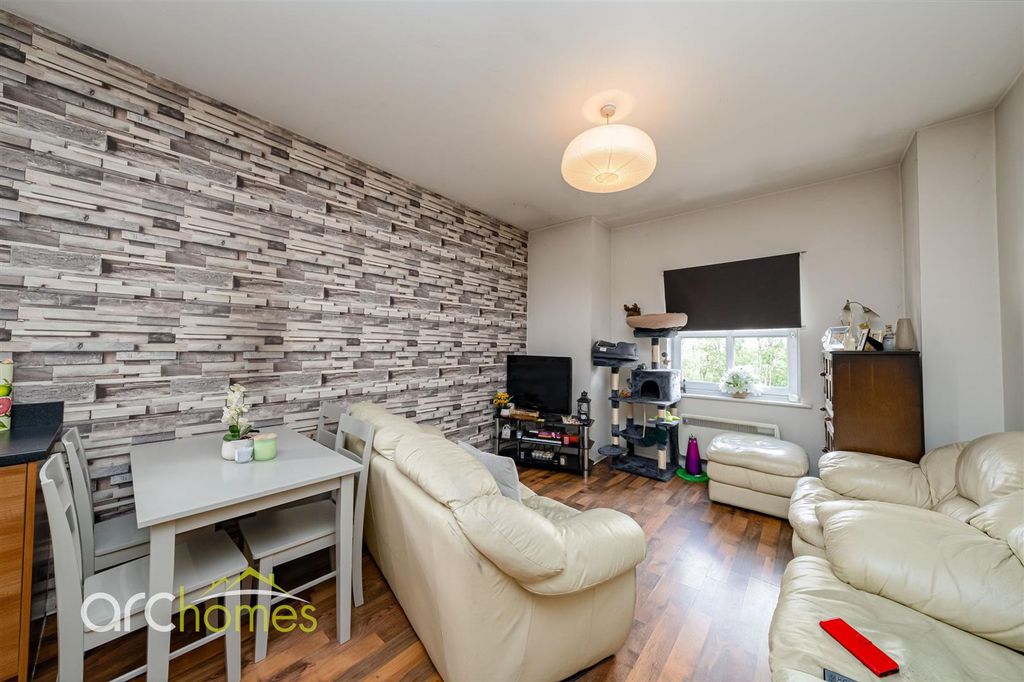 Property photo 3 of 11 Thorncroft-3.Jpg