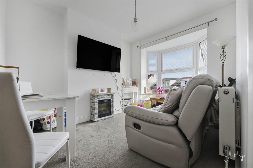 Property photo 2 of 16 Lounge