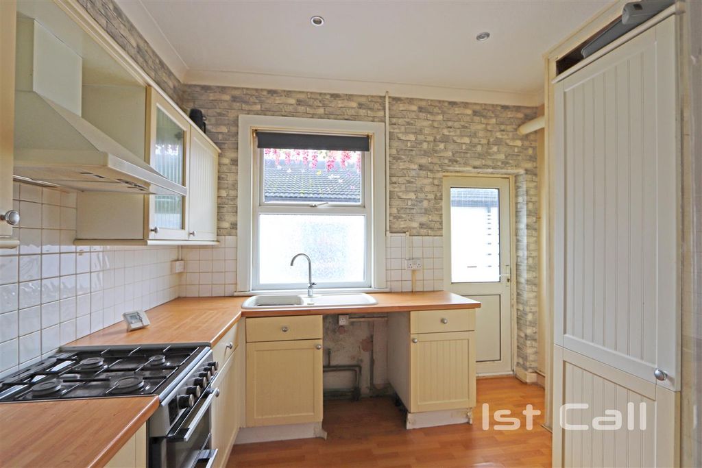 Property photo 2 of 6 Kitchen