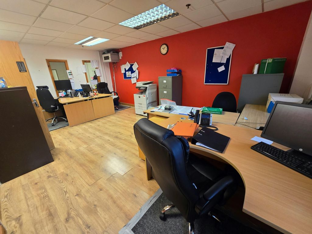 Property photo 3 of 7 Office 1