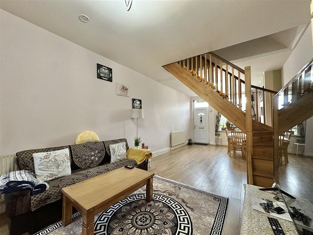 Property photo 3 of 15 Lounge