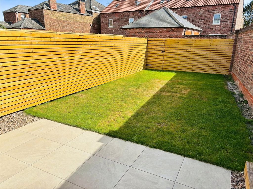 Property photo 3 of 16 Garden