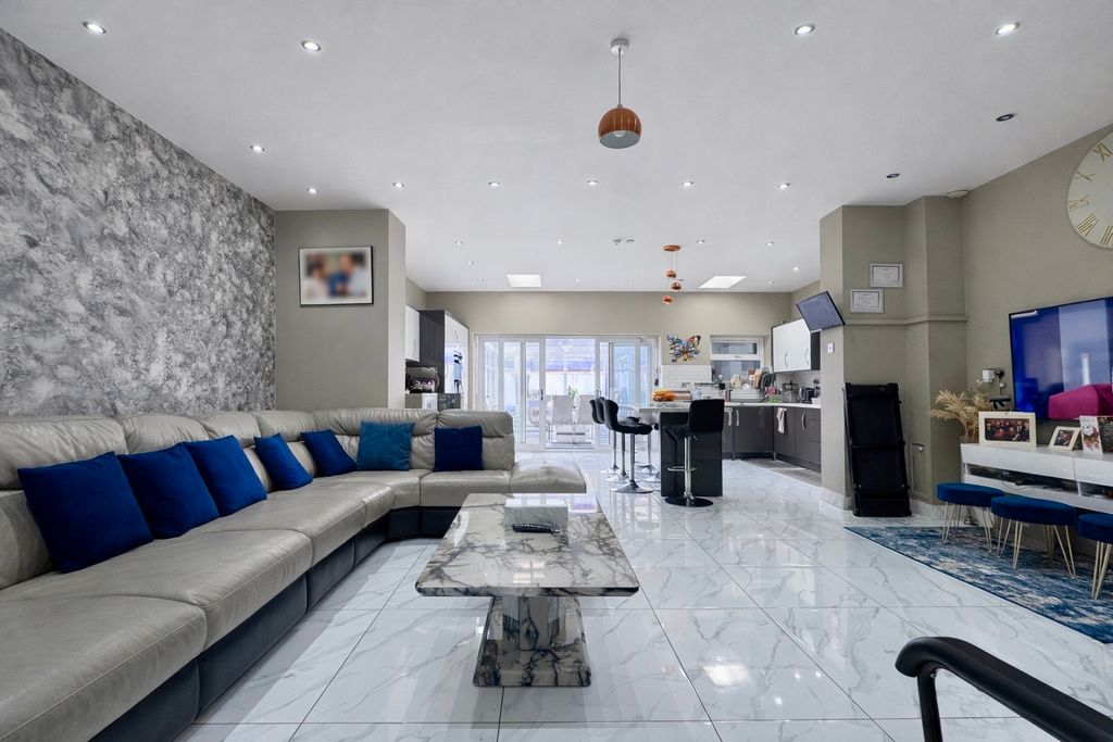 Property photo 3 of 18 Photo #3