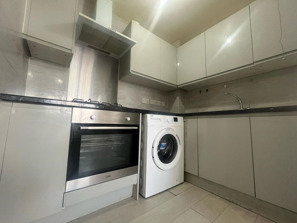 Property photo 2 of 7 Kitchen